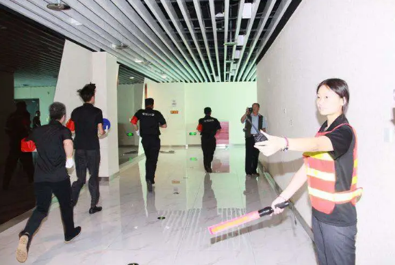 保定消防工程公司：商場發(fā)生火災如何逃生？做好這四點！